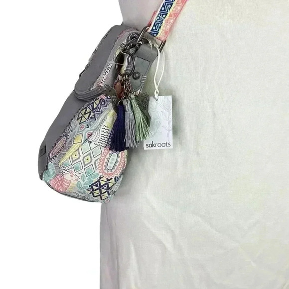 Sakroots Artist Circle Llama Foldover Crossbody Bag Gray Multi 106495 NEW - Picture 4 of 12